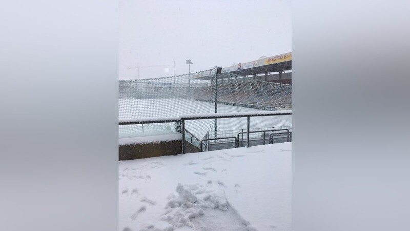 Der starke Schneefall lässt kein Fußballspiel im Hachinger Sportpark zu.