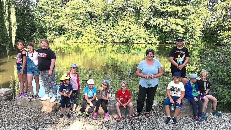 Kirsten Reiter mit einer Gruppe von Kindern auf einem Ausflug in diesem Sommer; solche Aktivitäten sind angesichts des Lockdowns wegen der Corona-Pandemie derzeit leider unmöglich.