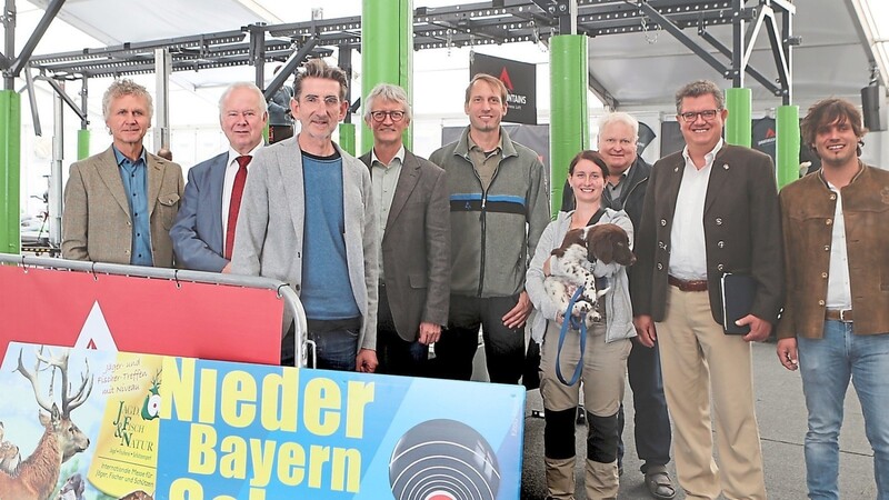 Landshuts Messechef Bernhard Seyller und Niederbayern-Schau-Organisator Peter Kinold (von links) stehen zusammen mit Ausstellern in den Startlöchern.