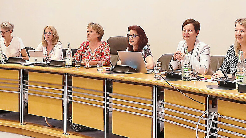 Die Stadträtinnen (von links) Elke Rümmelein (Grüne), Patricia Steinberger (SPD), Hedwig Borgmann (Grüne), Iris Haas (Grüne), Elke März-Granda (ÖDP), Anja König (SPD), Sigi Hagl (Grüne), Kirstin Sauter (FDP) und Gabriele Sultanow (CSU/LM/JL/BfL) nahmen am Dienstagabend auf der Referentenbank im Neuen Plenarsaal Platz.