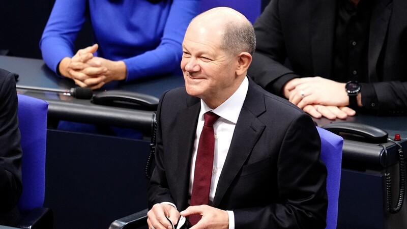 Olaf Scholz freut sich nach seiner Wahl zum Bundeskanzler.