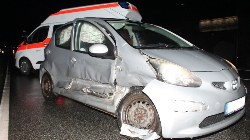 Der Toyota wurde beim Zusammenstoß an der Beifahrerseite erheblich beschädigt.