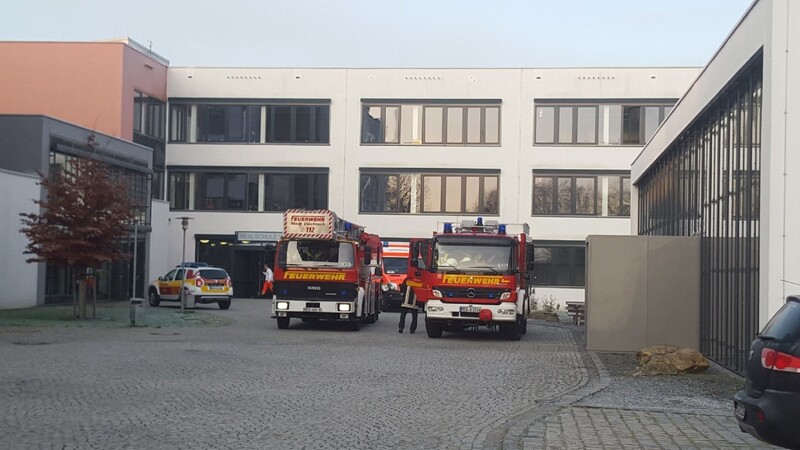Feuerwehrautos und Sanka standen am Freitagvormittag vor der Realschule. Dort war der Aufzug stecken geblieben.