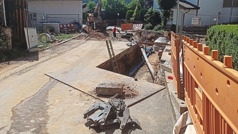 Grafenwiesen erlebt einen Sommer der Umleitungen und Straßensperrungen - startend im Mai mit der Sanierung der Kanal- und Wasserleitungen in der Schönbuchener Straße.