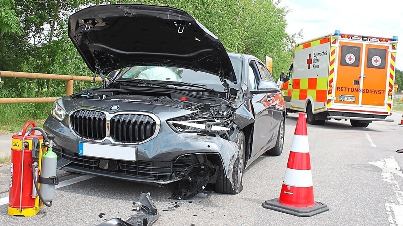Gerade einmal 1 500 Kilometer auf dem Tacho und schon ein Totalschaden: Weil ihn ein anderer Fahrer übersehen hatte, prallte der vorfahrtsberechtigte BMW-Fahrer auf der Staatsstraße im Rodinger Süden einem Opel ins Heck.