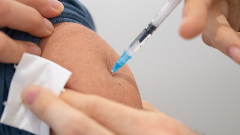 Ein Mann wird in einem Impfzentrum in der Innenstadt mit dem an die Corona-Variante Omikron BA.4-5 angepassten Comirnaty-Wirkstoff von Biontech geimpft.