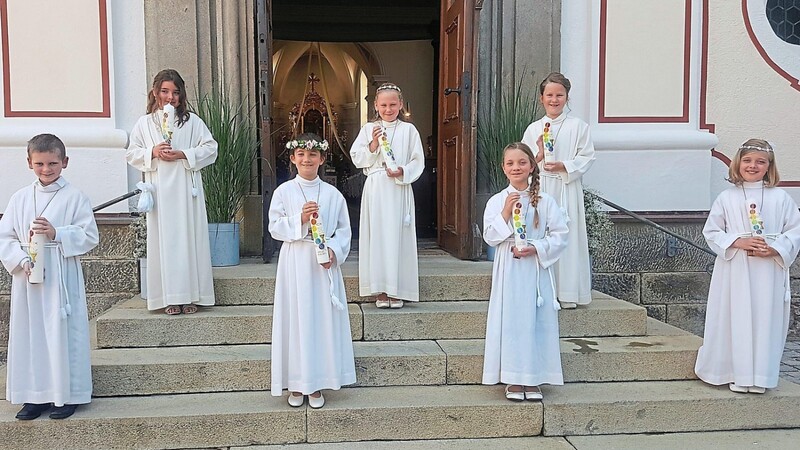 Am Samstag durften diese Erstkommunionkinder in der Pfarrkirche St. Martin Arnschwang erstmals an den Tisch des Herrn treten.