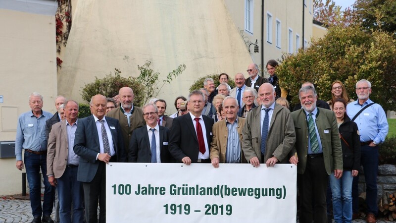 Die Teilnehmer des Deutschen Grünlandtags vor dem alten Schloss in Steinach. Vor hundert Jahren kam dort die Idee für eine bessere Bewirtschaftung der Wiesen und Weiden auf.