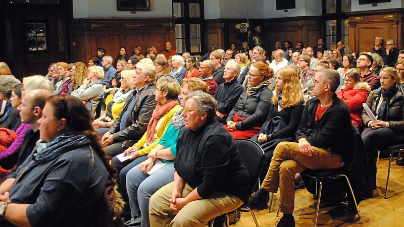 Zahlreiche Zuhörer besuchten die Deggendorfer Palliativgespräche.