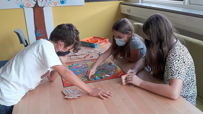 In den Lernpausen bemühen sich die Betreuerinnen um abwechslungsreiche Gestaltung mit Spielen im Inneren oder Bewegung im Freien.