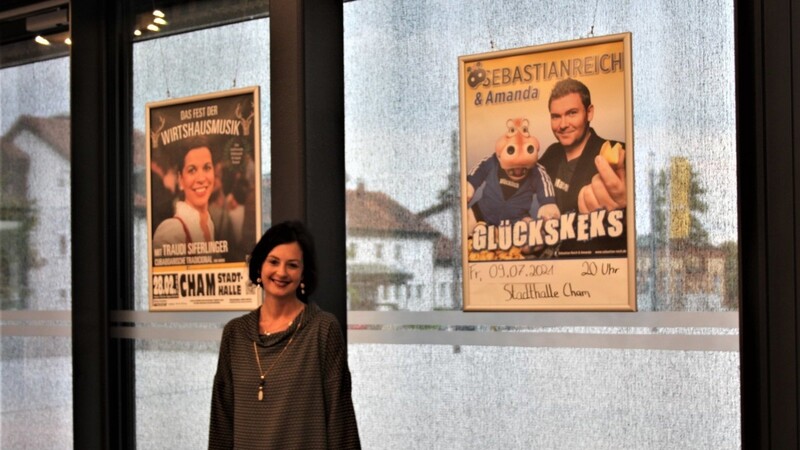 Die Plakate im Foyer der Stadthalle weisen auf die kommenden Veranstaltungen, teils aber schon mehrfach verschobenen Veranstaltungen hin. Stadthallenleiterin Sandra Ofenbeck hofft, dass der Kulturbetrieb in der Halle bald wieder Fahrt aufnehmen kann.