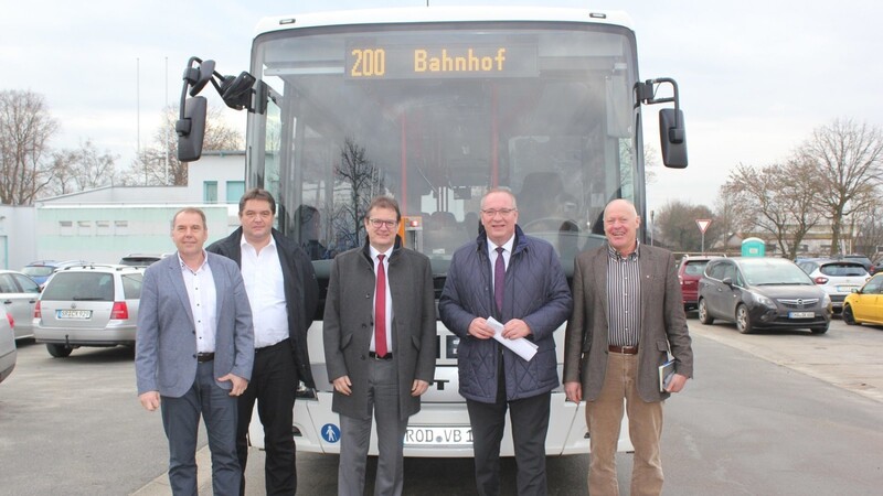 Setzen auf den Bus (von links): ÖPNV-Fachmann Thomas Ederer, Manfred Janker (Geschäftsführer Rodinger Verkehrsbetriebe), Josef Weigl (Geschäftsführer RVV), Landrat Franz Löffler und Unternehmer Josef Pfeifer.