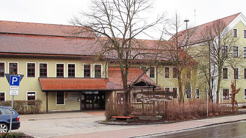 Das Schulgebäude im Ortszentrum von Rettenbach. Der Gemeinderat sprach sich in seiner jüngsten Sitzung für eine Generalsanierung aus.