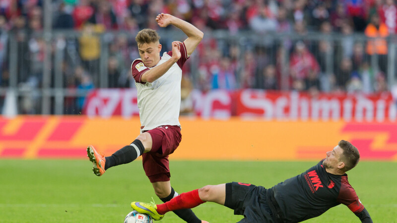 ZUM LETZTEN MAL rollte der Ball in der Bundesliga vor gut drei Wochen. Im Derby duellieren sich Joshua Kimmich (l.) vom FC Bayern München und Rani Khedira (FC Augsburg).