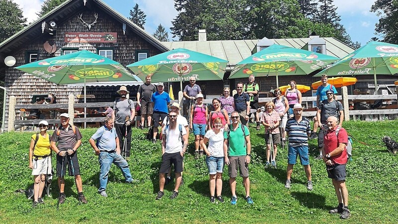 Die Teilnehmer bei der Mittagspause auf der Berghütte Schareben.