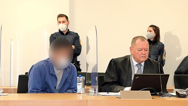 Der Angeklagte Shaeiq S. (l.) und sein Verteidiger Gerhard Vaitl am Landgericht Deggendorf.