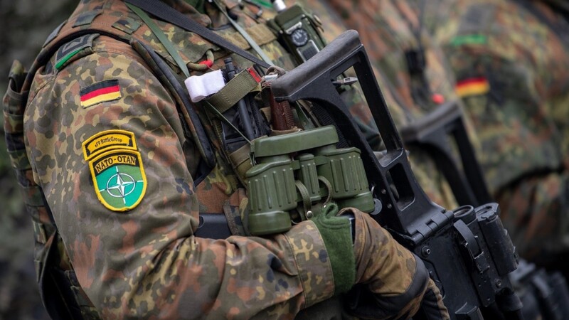 Deutschland solle sich innerhalb der Nato für eine Abkehr vom Zwei-Prozent-Ziel einsetzen, fordern Friedensforscher.