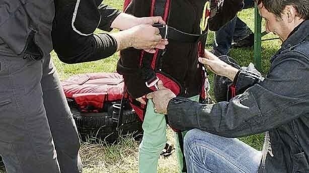 Florian (l.) und ihr Papa helfen Lea, den Fallschirm anzuschnallen. (Foto: Weinzierl)