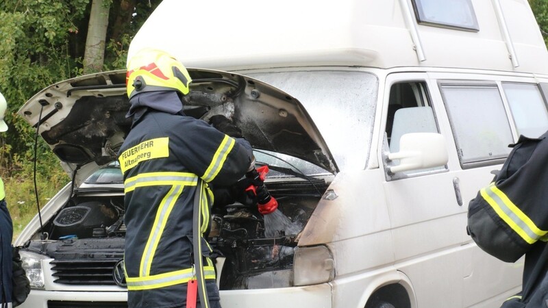 Ein Feuerwehrmann beim Löschen. Im Motorraum brannte es während der Fahrt.