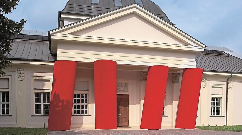 Ohne die roten Säulen fehlt was: Die Museumsfassade mit der Säuleninstallation von Magdalena Jetelová wird renoviert.