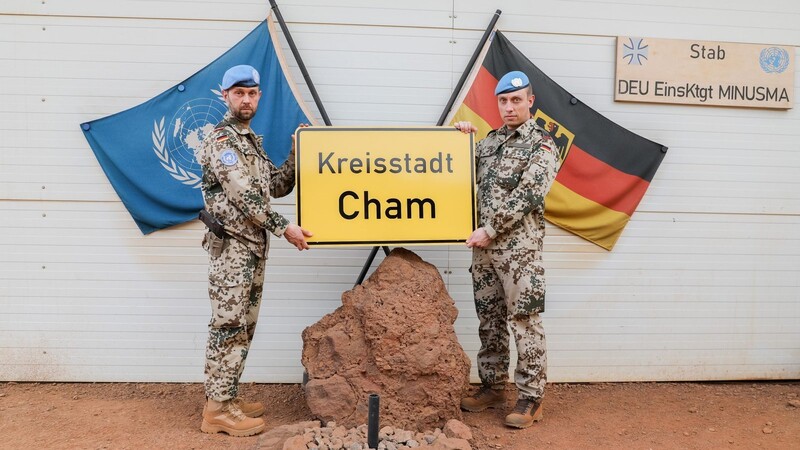 Stabsfeldwebel Thilo K. (links) und Major i. G. Alexander M. (rechts) stellten das Ortsschild Cham in dem knapp 4 500 km entfernten Feldlager in Bamako auf.