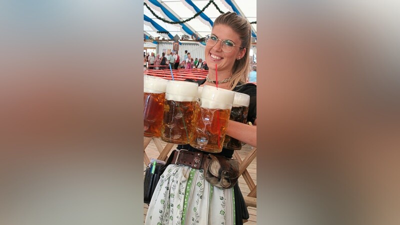 Verena Angermeier kommt aus Wallersdorf und bedient regelmäßig unter anderem auf dem Landauer Volksfest.