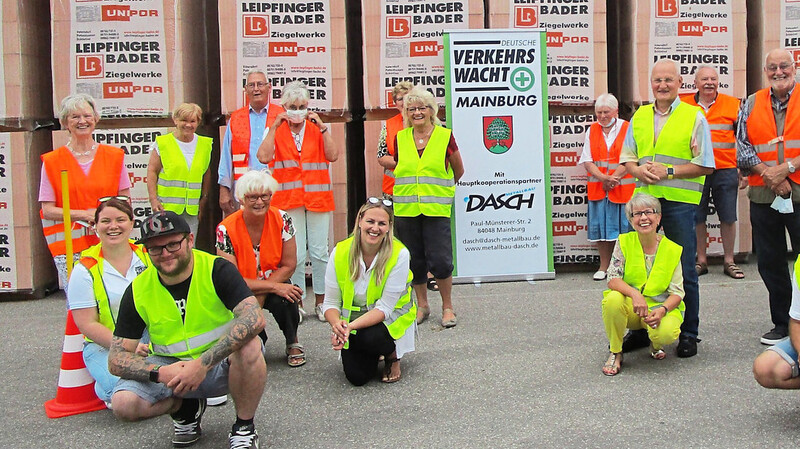 Verkehrswacht-Geschäftsführer Peter Zehentmeier (rechts) konnte 13 "reifere Verkehrsteilnehmer" zum ersten Fahrsicherheitstraining in diesem Jahr begrüßen.