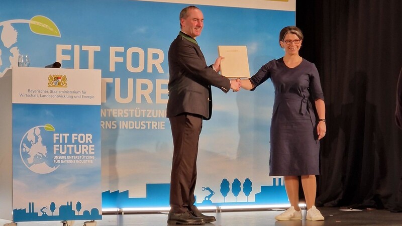 Dr. Veronika Auer, Sprecherin des Sachverständigenrats Bioökonomie Bayern, übergab drei Themenpapiere zur Bioökonomie an den bayerischen Wirtschaftsminister Hubert Aiwanger.