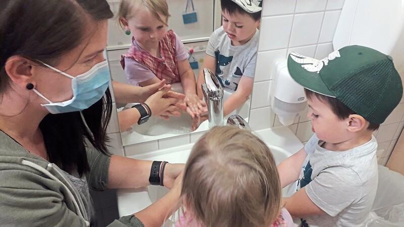 Händewaschen ist für die Buben und Mädchen in der Kinderkrippe "Arche Noah" in Bad Kötzting kein Problem. Die Erzieherinnen haben den Kindern erklärt, dass Hygiene derzeit sehr wichtig ist.