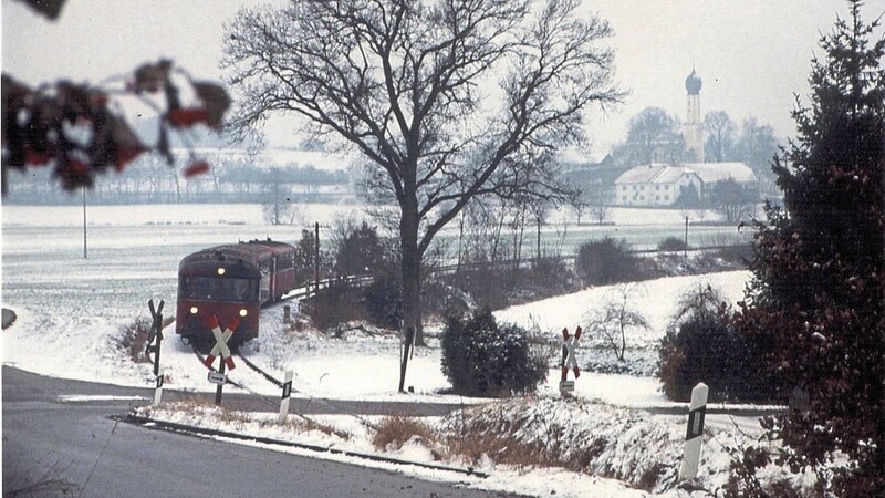 Der Schienenbus löste in den 1950er-Jahren mehr und mehr die Dampflok im Personenzugverkehr zwischen Landshut und Rottenburg ab. Damit verlor auch der Zornhofer Berg für die Eisenbahner seinen Schrecken. Das Bild zeigt eine Schienenbus-Garnitur von Neuhausen in Richtung Pfeffenhausen.