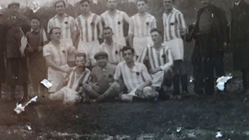 Die Meistermannschaft des FC Teisbach in der Gauliga West 1937.