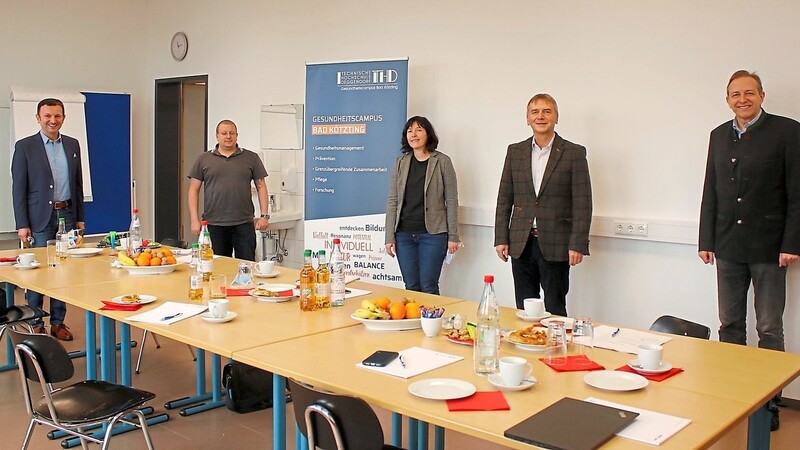 Freuten sich, dass die TH Deggendorf in Bad Kötzting wieder einen Ansprechpartner hat: Bürgermeister Markus Hofmann, Christian Schopf, Kathrin Martin, Prof. Horst Kunhardt und Dr. Erich Wühr.