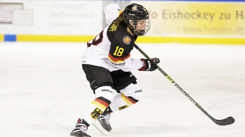 DIE DEN DEUTSCHEN ADLER TRÄGT: Bernadette Karpf kann sich auf ihre Schnelligkeit und Übersicht verlassen. Da im Frauen-Eishockey Checks verboten sind, "macht es das Spiel technischer, spielerischer und intelligenter", sagt die 24-Jährige.