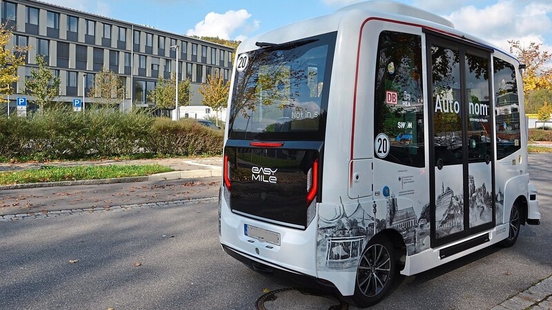 Die futuristisch anmutenden Vehikel zum Test von autonomen Verkehren gehören in der Kreisstadt Kelheim mittlerweile zum Straßenbild.