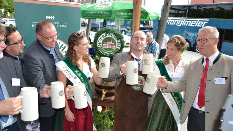 Nach dem Anzapfen gönnte sich Minister Aiwanger, flankiert von den beiden Hallertauer Hopfenköniginnen Theresa Hagl (links) und Lisa Widmann, erst einmal einen Schluck Bier.