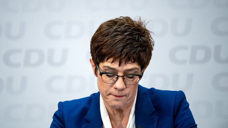 "Seit geraumer Zeit in mir gereift": Annegret Kramp-Karrenbauer hadert offenbar mit Angela Merkels Entscheidung, CDU-Vorsitz und Kanzlerschaft zu trennen.