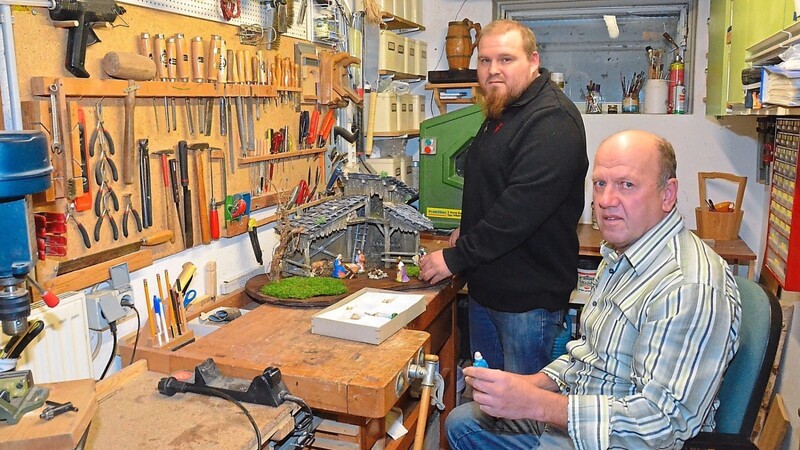 Seit 1993 ist Gottfried Listl (rechts) ein leidenschaftlicher Krippenbauer. Vor elf Jahren trat sein Sohn Alexander in seine Fußstapfen.