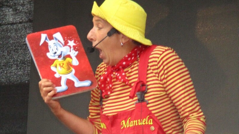 Zauberclown Manuela tritt beim Bürgerfest auf.