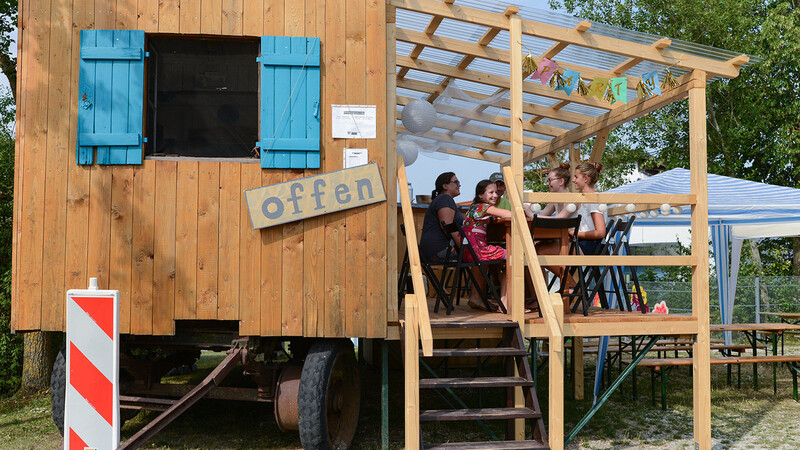 Die Mitarbeiter des Bauhofes erweiterten den Bauwagen um eine gemütliche Terrasse.