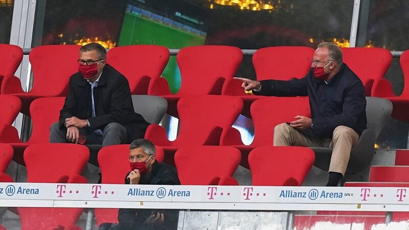 An Abstands- und Mundschutzgebot müssen sich natürlich auch die Bosse des FC Bayern halten.