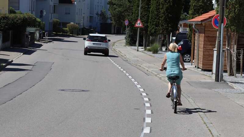 Der frisch aufgetragene weiße Streifen in der Westerbergstraße soll die Radfahrer schützen.
