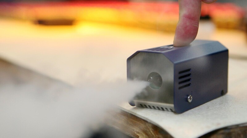 Durch eine Nebelmaschine - hier ein Symbolbild - wurde der Rauchmelder am SFZ Viechtach ausgelöst.