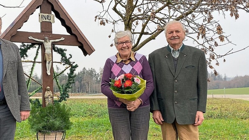 Bürgermeister Ludwig Robold gratulierte Sebastian und Theresia Mayer.