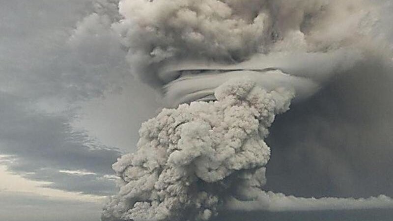 Über dem Vulkan Hunga Ha'apai steigt eine große Asche-, Dampf- und Gaswolke bis in eine Höhe von 18 bis 20 Kilometer über dem Meeresspiegel auf.