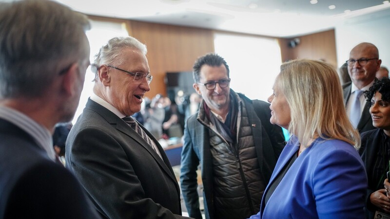 Bayerns Innenminister Joachim Herrmann (CSU) mit Bundesinnenministerin Nancy Faeser (SPD) beim Flüchtlingsgipfel in Berlin. Gerade in Bayern sind viele Erstaufnahmeeinrichtungen für Geflüchtete voll.
