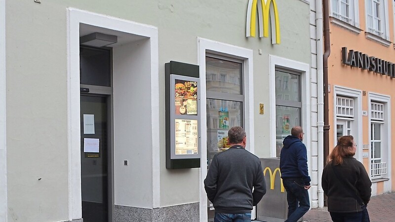 Kunden, die zum Verkaufsoffenen Sonntag in den McDonalds wollten, standen vor verschlossenen Türen.