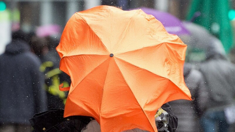 Unwetter - Frau mit Schirm