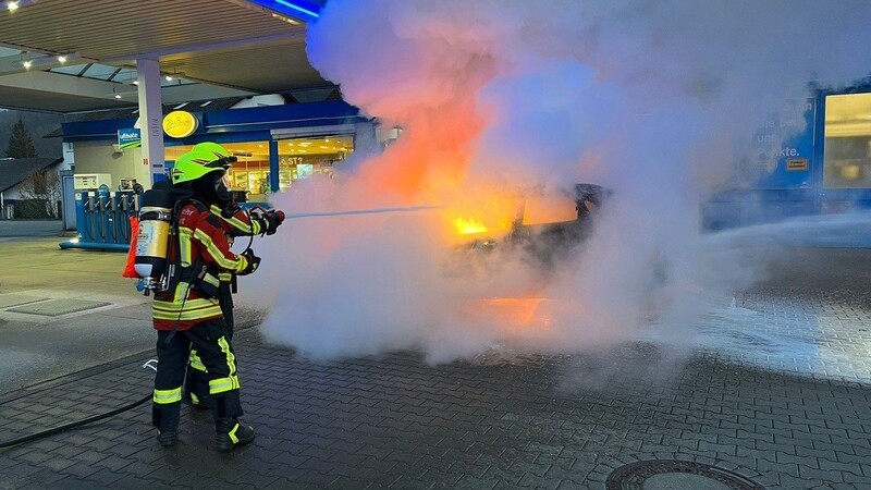 Ein brennendes Auto hatte am Donnerstagabend einen größeren Feuerwehreinsatz in Landshut zur Folge.