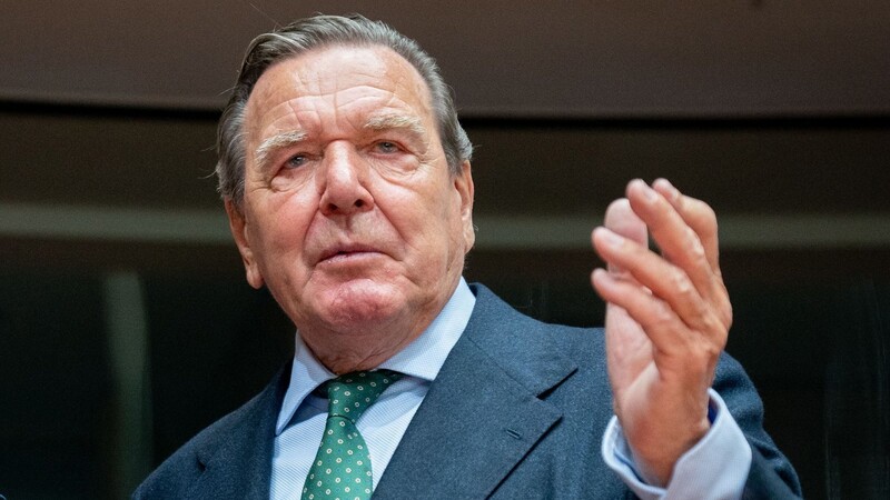 Altkanzler Schröder soll seine Privilegien verlieren.