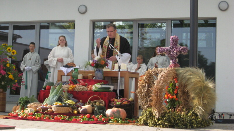 Pfarrer und Dekan Alexander Blei zelebrierte den Gottesdienst am von Früchten und mit der Erntekrone geschmückten Altar.